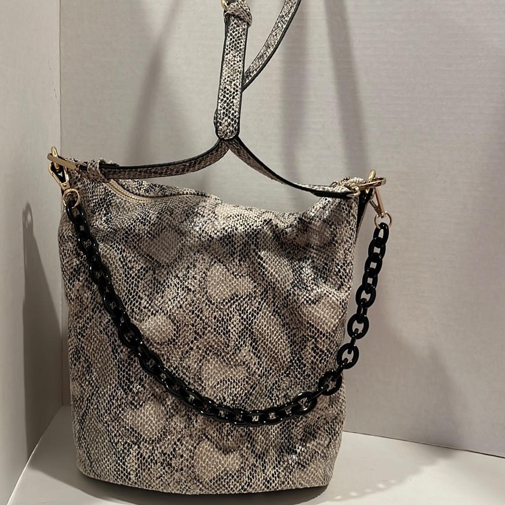 Clicker Faux snake Bucket with 2 straps handbag ! Lightweight chic New Daytime